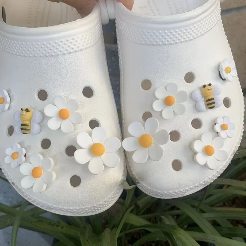 

2023 New Best Selling Shoes Croc Charms Little Bee White Daisy Sunflower Combination Suit Shoe Buckle Girlish Shoes Accessories