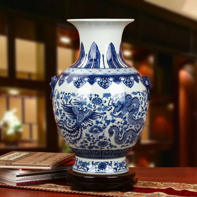 青瓷双耳花瓶、 A superb and exceptionally rare blue and white 'floral' moon