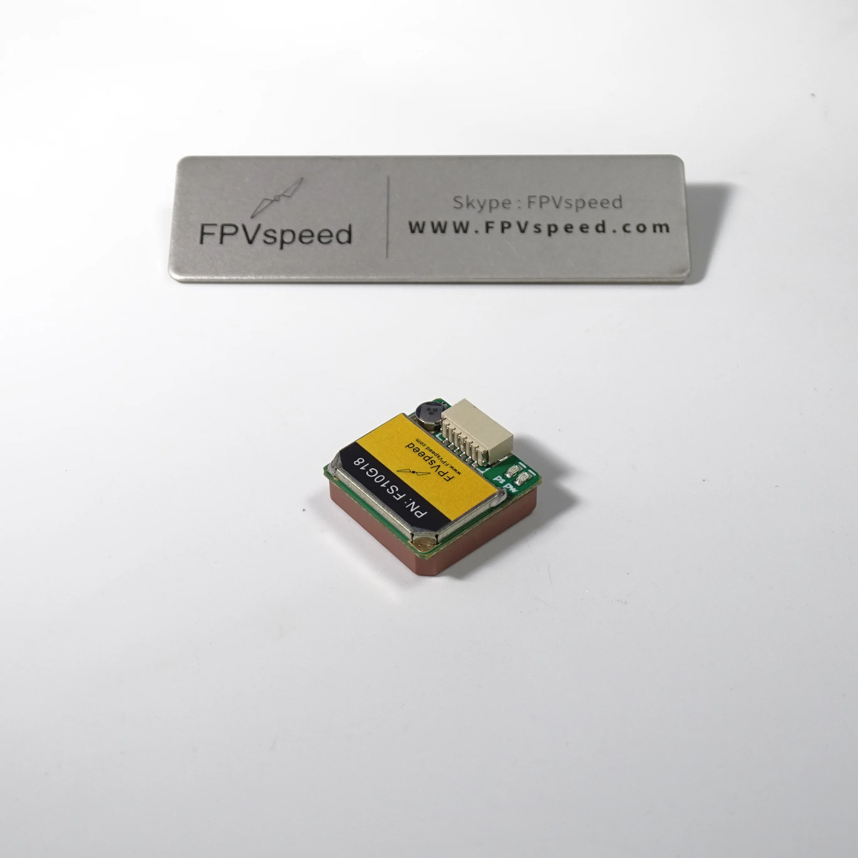 Détail du Module GPS FS10G18 GNSS Ublox pour Drone FPV avec l'antenne céramique et le câblage.