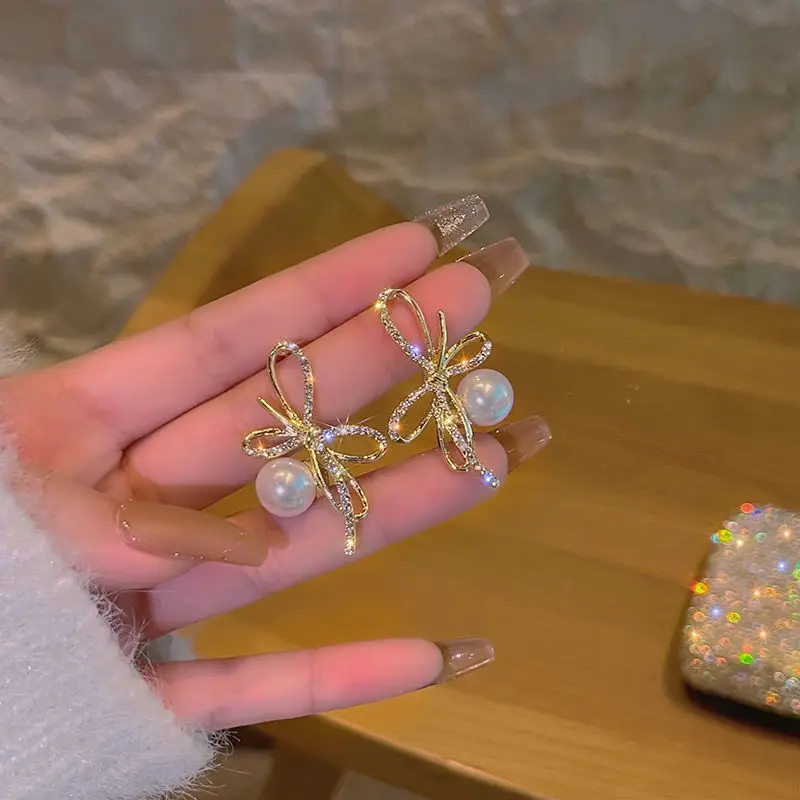 韓国人気【MONDAY EDITION】Tiny Pearl Bow Earrings☆追跡付 韓国人気【MONDAY EDITION】Tiny Pearl Bow Earrings☆追跡付