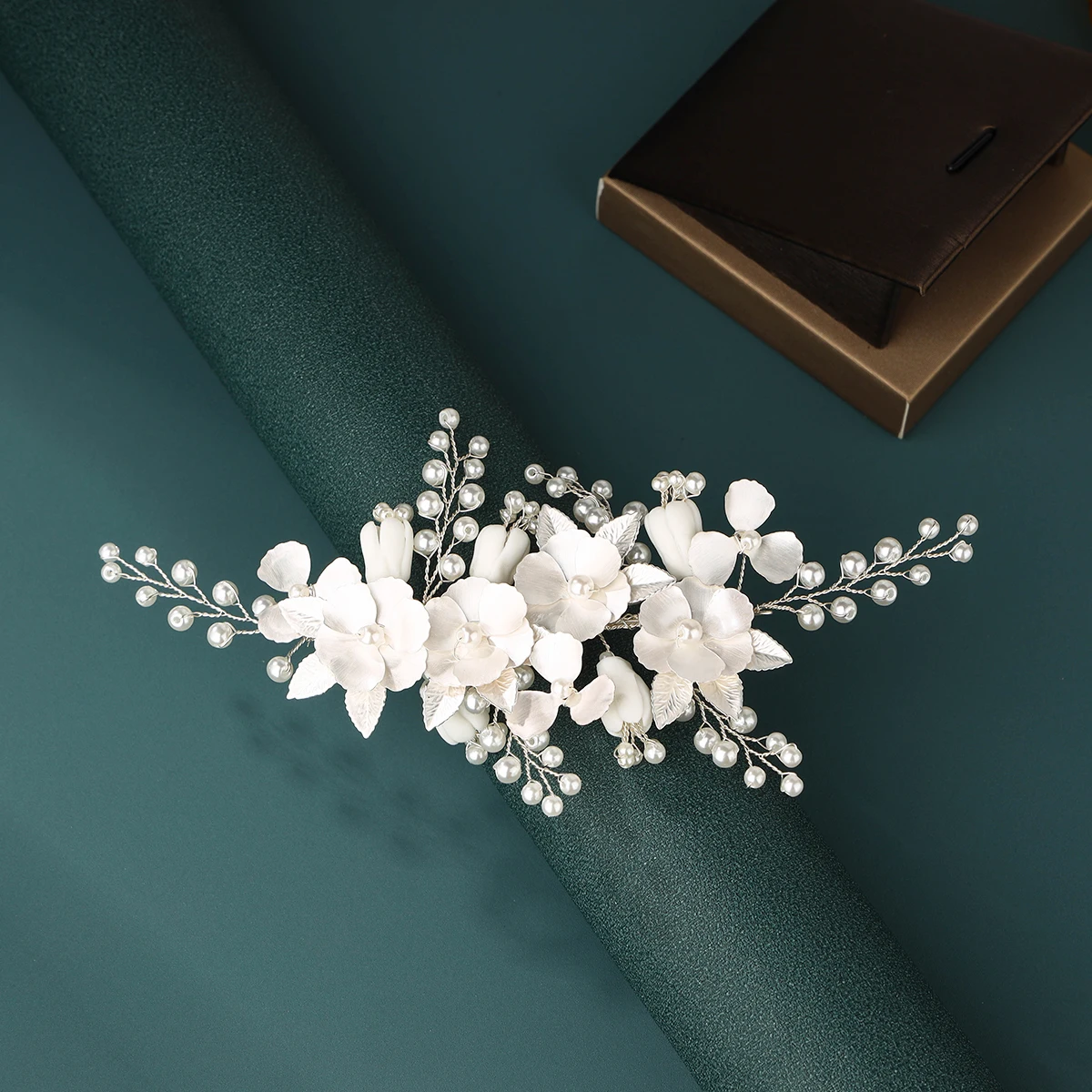 Wedding Hair Combs Handmade Pearl Flower Bridal Hair Clips for Women's Weddings