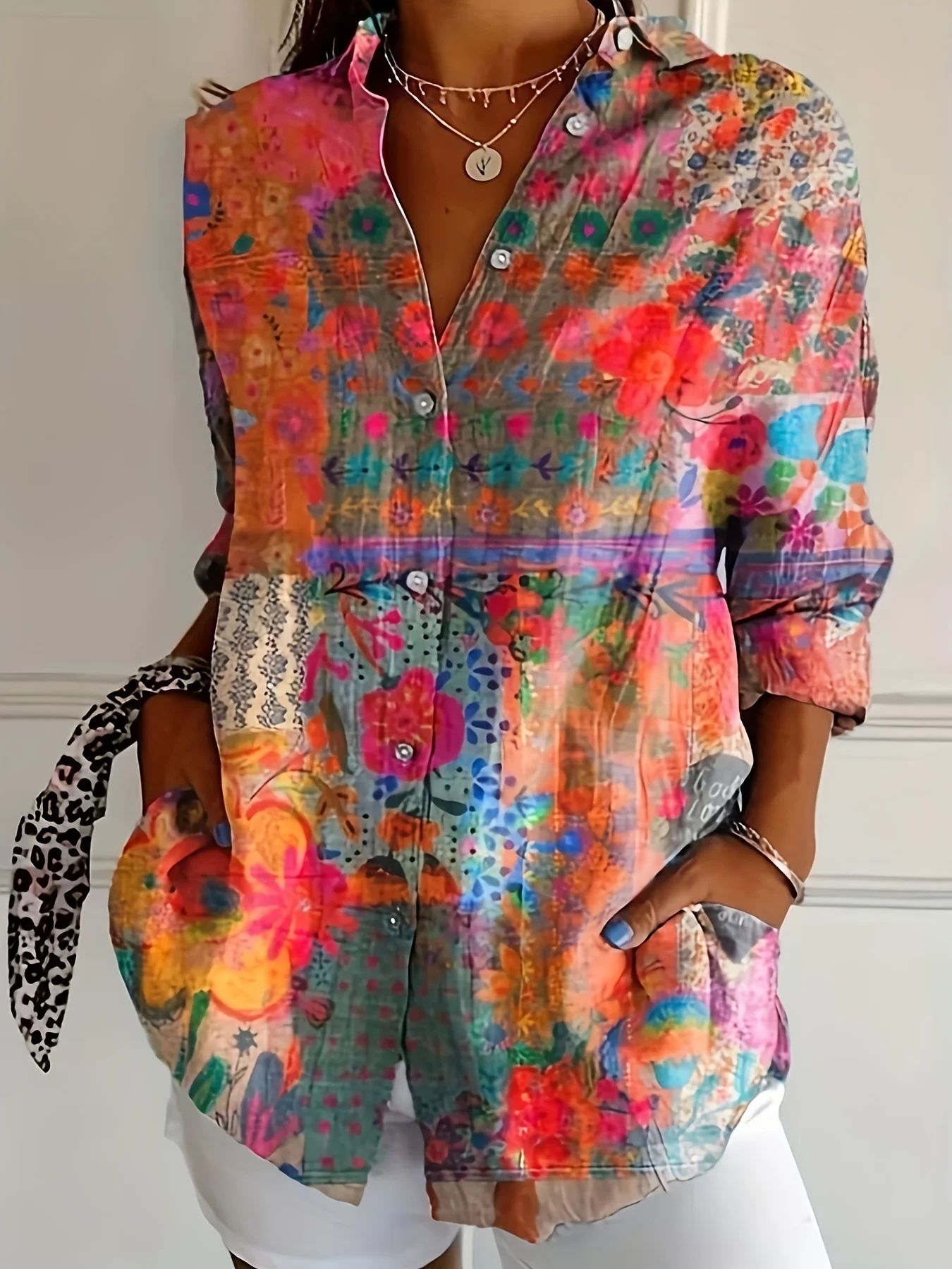 Dieses Retro-Langarmhemd im Bohemian-Stil mit bunten Blumenmustern ist modisch, vielseitig und auffällig