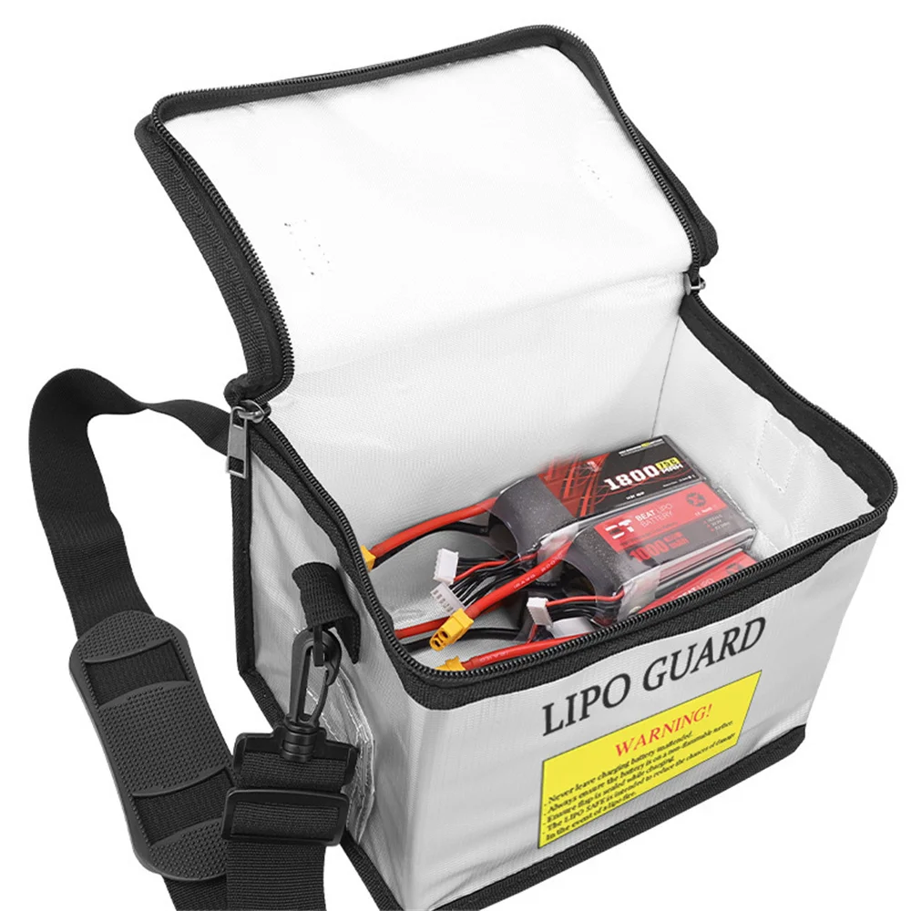 Batterie LiPo insérée dans le sac de sécurité ignifuge pour charge antidéflagrante