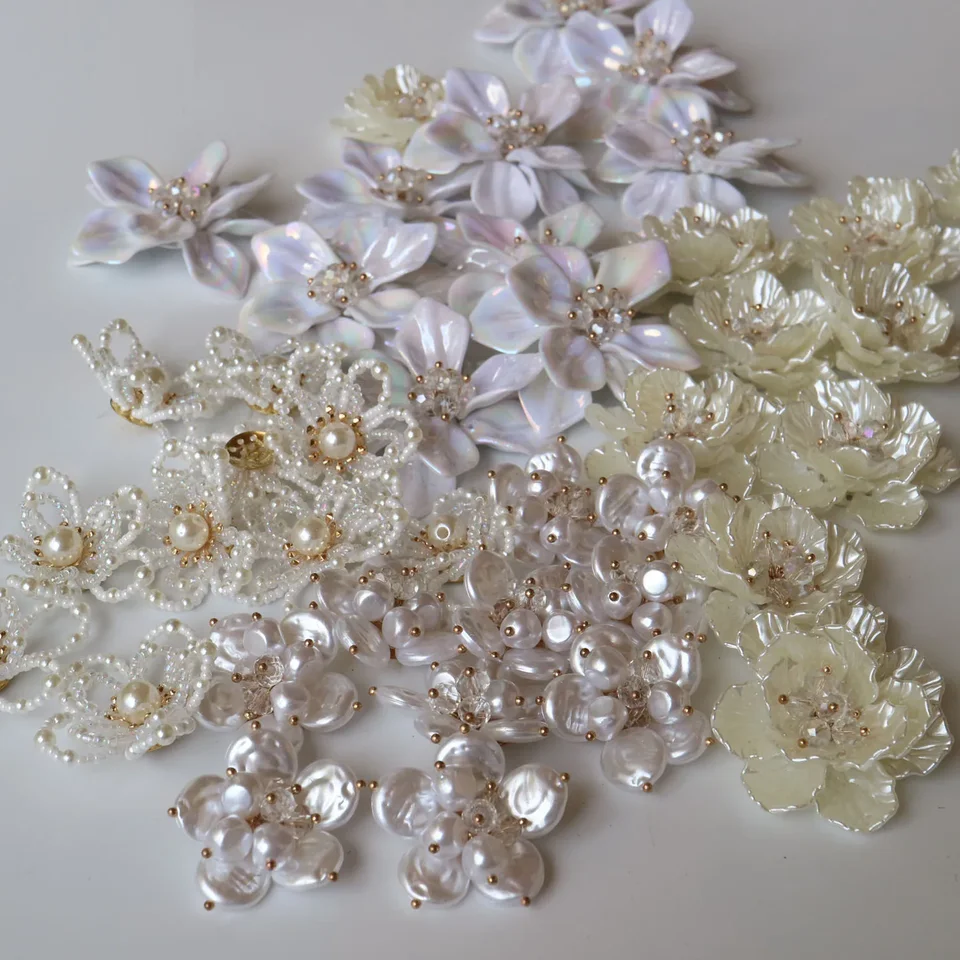 20 Toppe Fiore Bianco Perla Con Strass E Perline - 5 Cm - Applique Da Cucire Per Abbigliamento E Fai Da Te