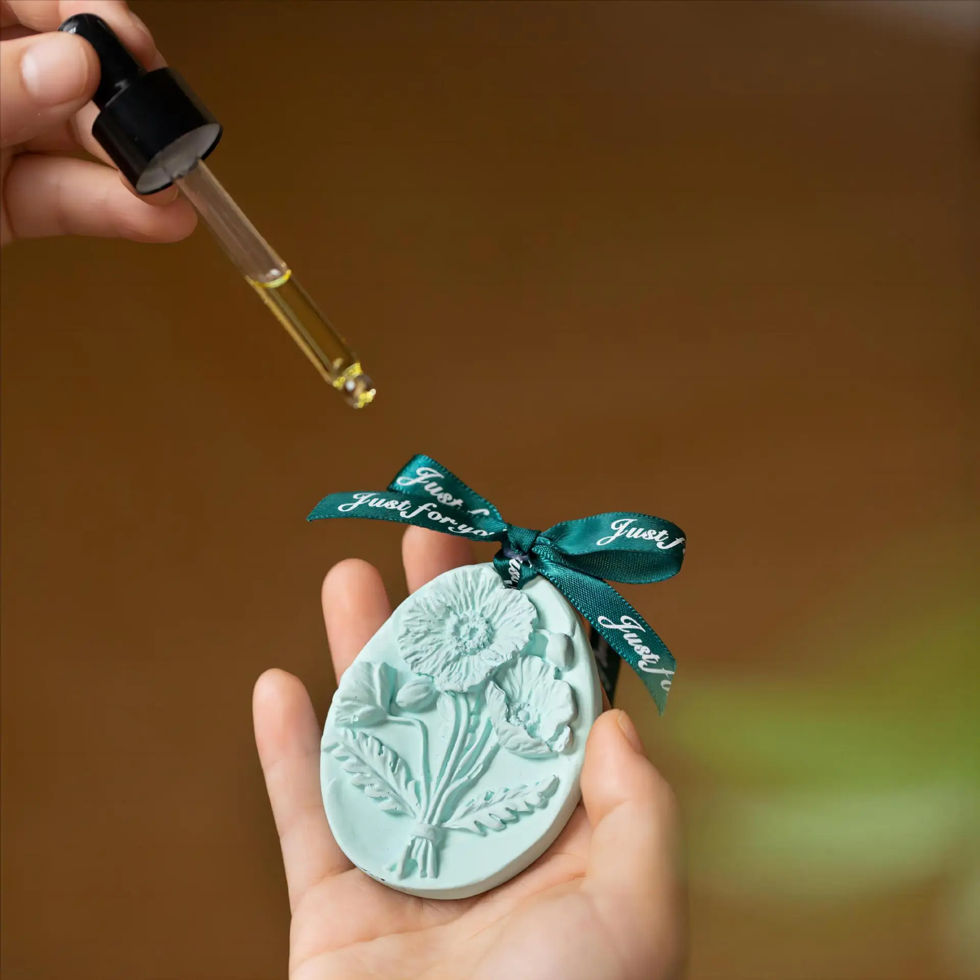 Flower Shape Aromatherapy Wax Wardrobe Plaster Fragrance Tablets Home Room Car Remove Smell Incense Solid Pendant Air Freshener