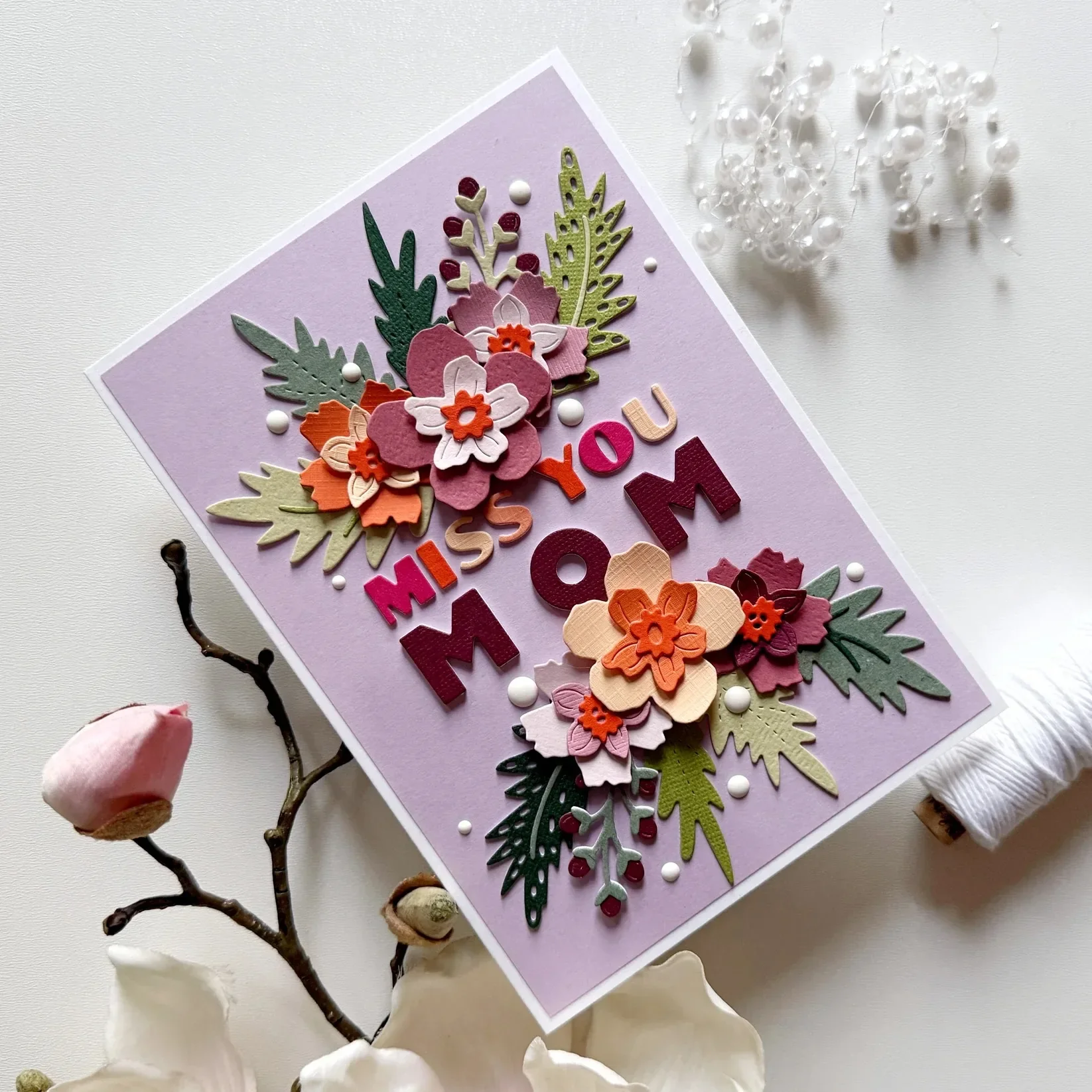 알람 시계 위에도 작은 귀마개 한 쌍이 있습니다. 신상품 2026 금속 커팅 다이 스크랩북킹 DIY 데코레이션