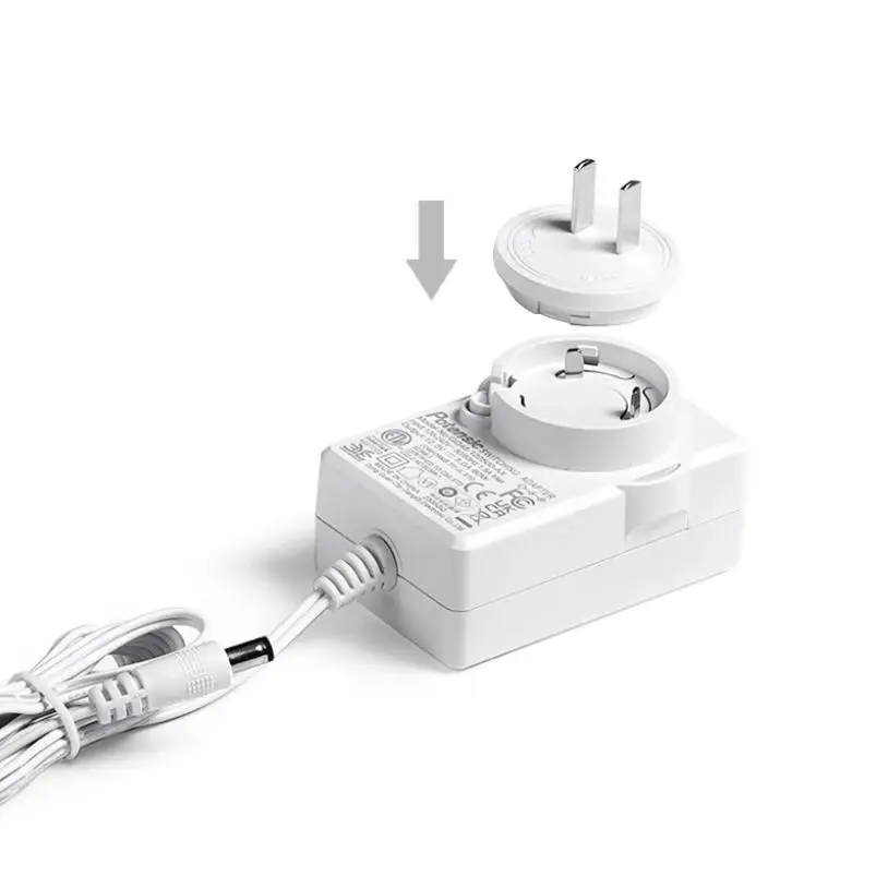 Chargeur de batterie pour drone avec les quatre adaptateurs de prise disposés autour.