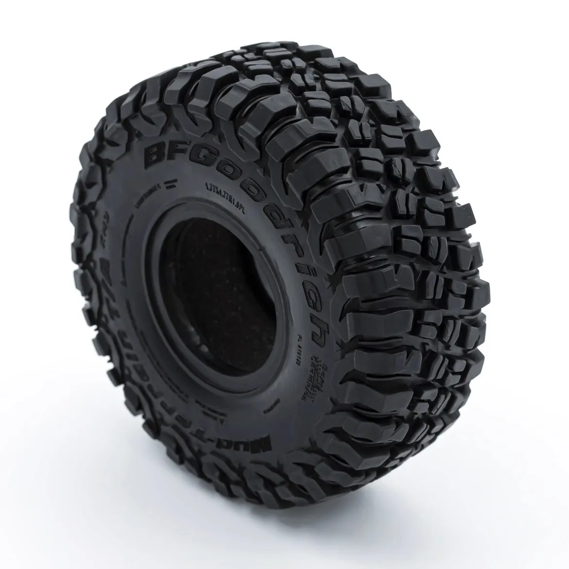 Lot de 4 pneus RC Crawler 1/10, détail du flanc nervuré et du bord arrondi