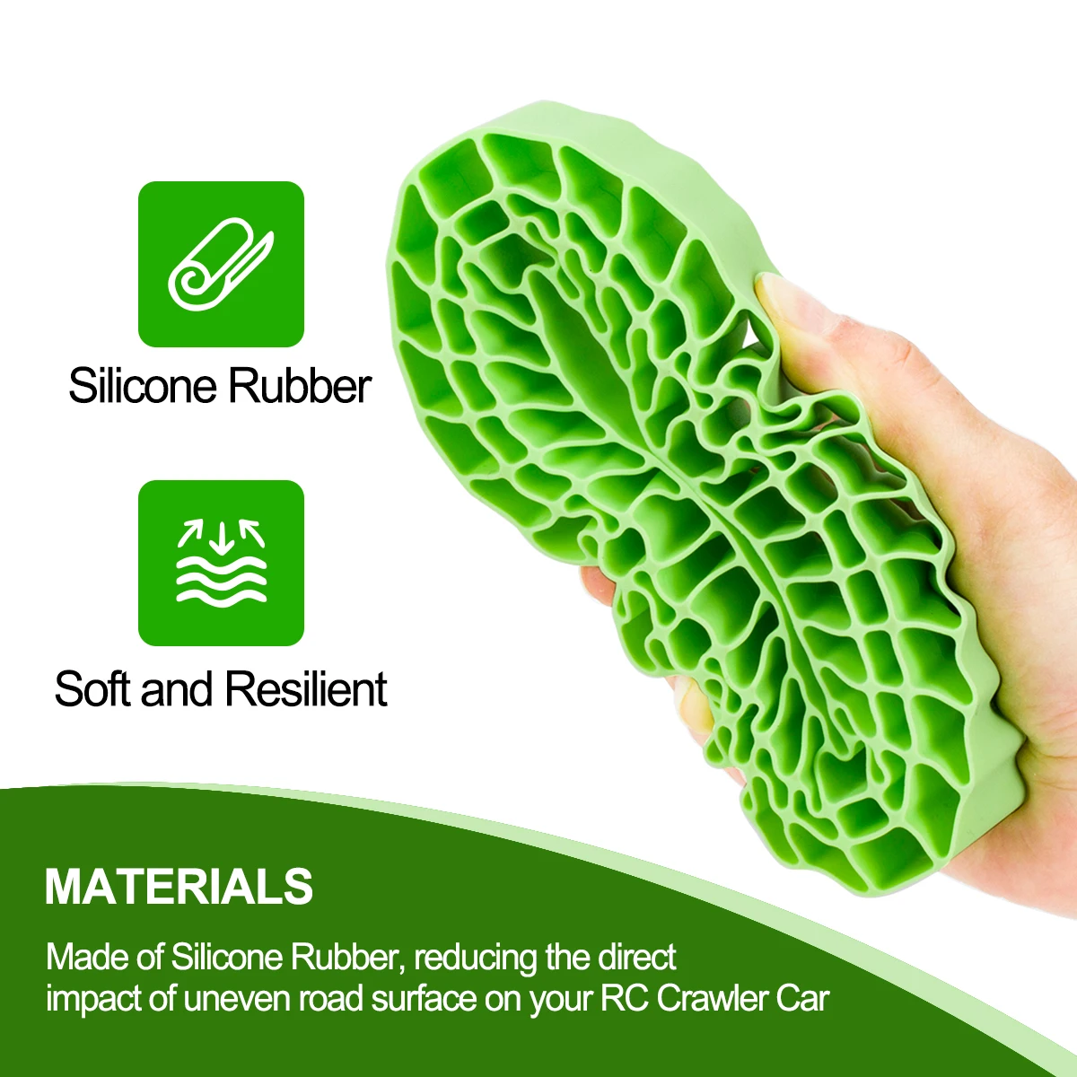 Mousse d'insertion en caoutchouc silicone 2.2 pouces étanche pour voiture RC crawler 1/10, comprimée entre les doigts pour montrer sa flexibilité.
