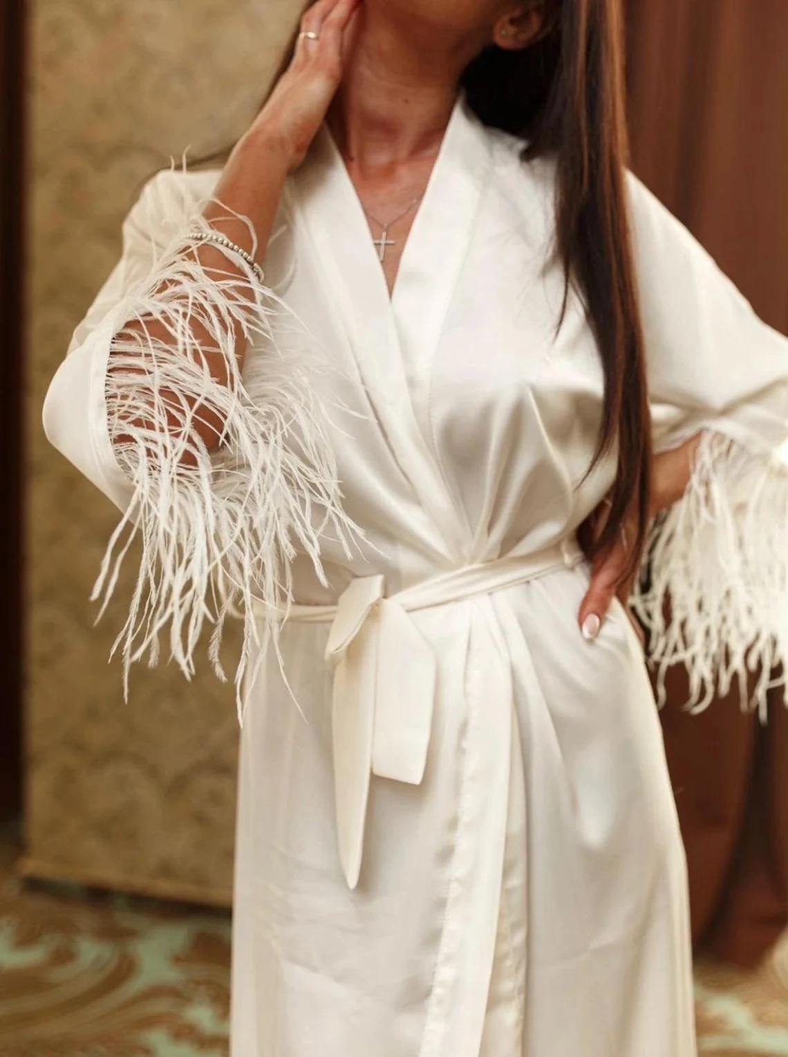 

White Boudoir Robes Long Silk Dressing Gown with Feather Sleeves for Bride Wedding Day While Getting Ready Kimono Satin Robe