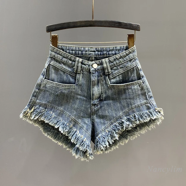 Рисунок 2 - Потертые модные джинсовые шорты для женщин