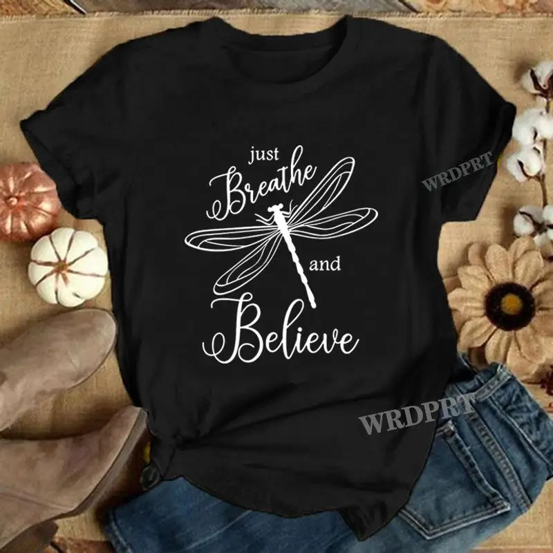 Just Breathe And Believe Fashion T-Shirt Ladies Summer O-Collo Camicie A Maniche Corte Divertente Graphic Tee Casual Plus Size Top
