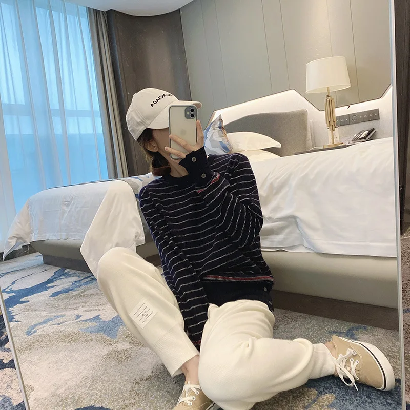 Рисунок 4 - Женский трикотажный пуловер с V-образным