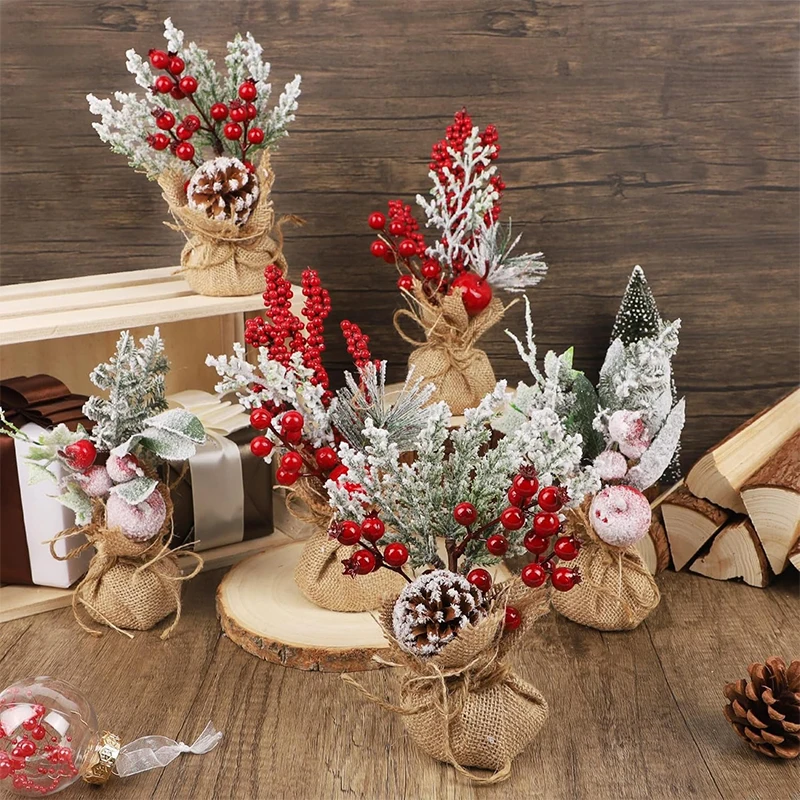 Árbol de navidad artificial de mesa con piñas y bayas rojas_voghion.com