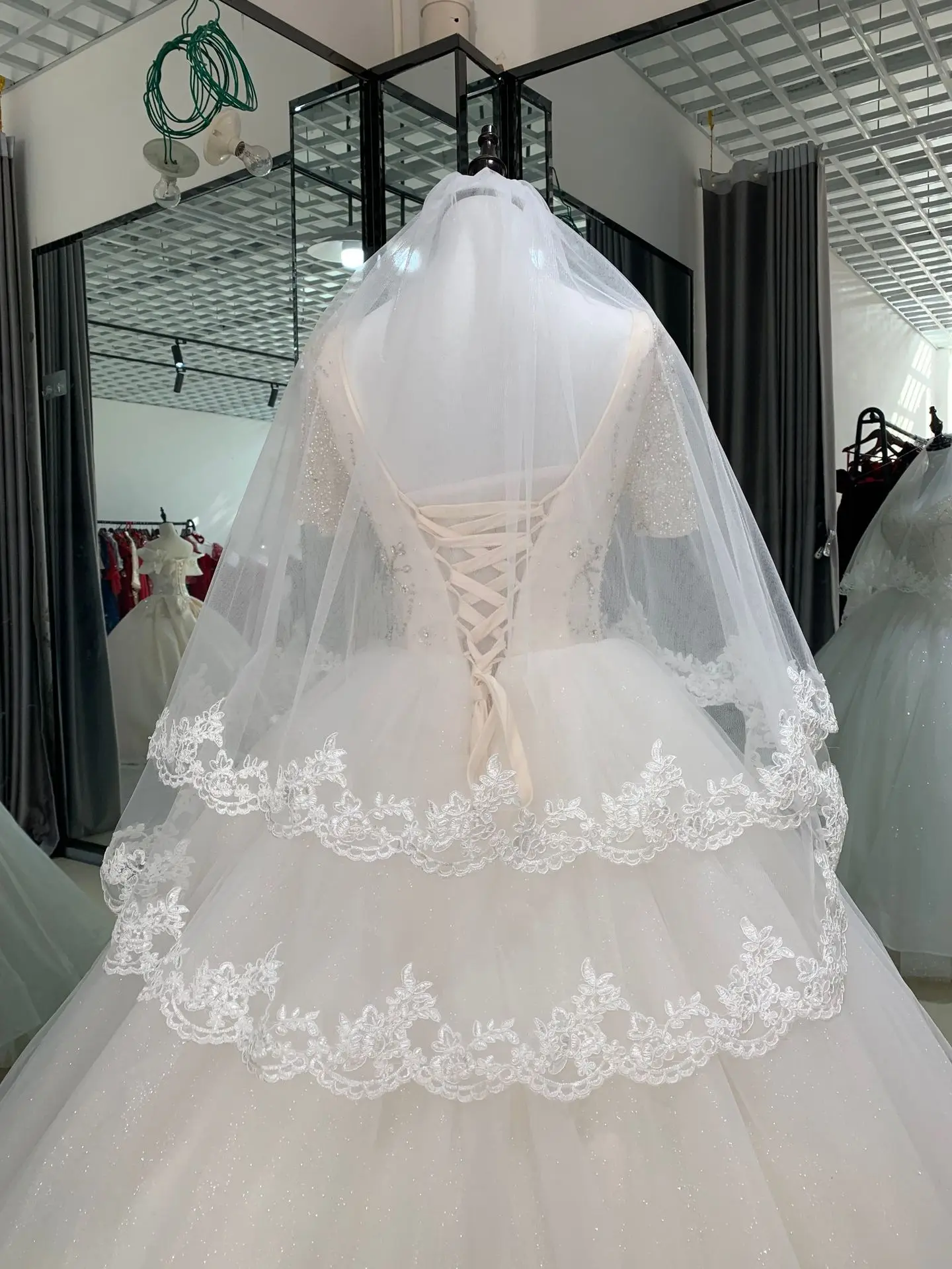 Рисунок 5 - Свадебное платье с вуалью