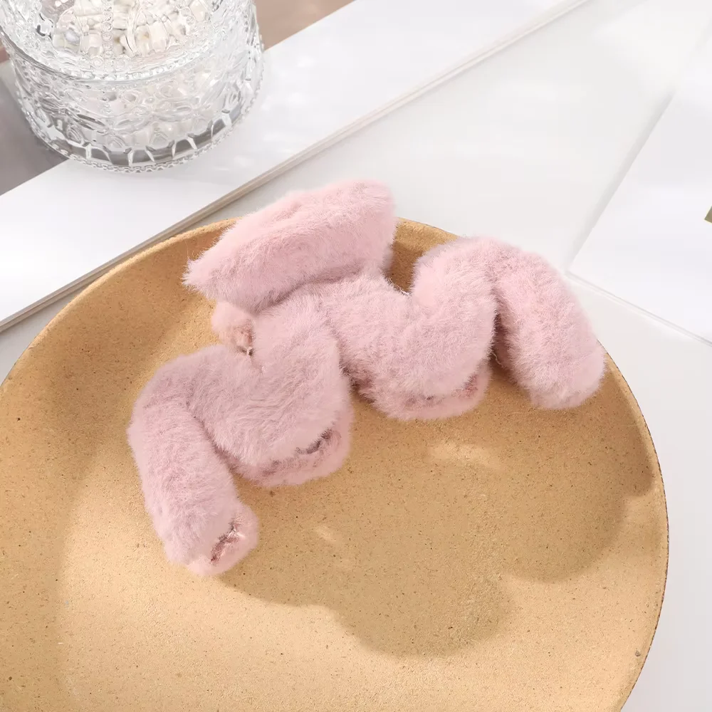 1pc Plush Winter Hair Claw Oversized For Thick Hair Back Of Head Bun Hair Clip High-End Furry Soft Warm Shark Clips For Women