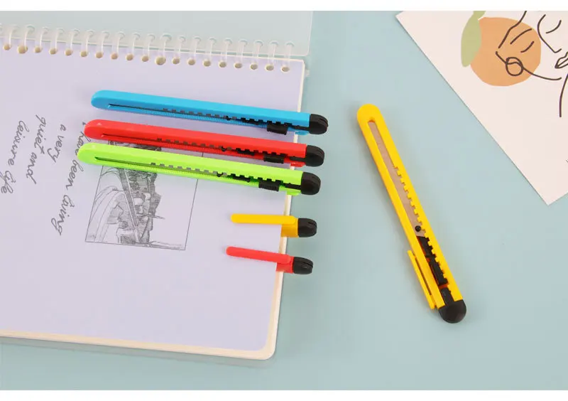 A handful. Art knife small 9mm plastic color manual paper cutter stationery gift unpacking knife. Random color
