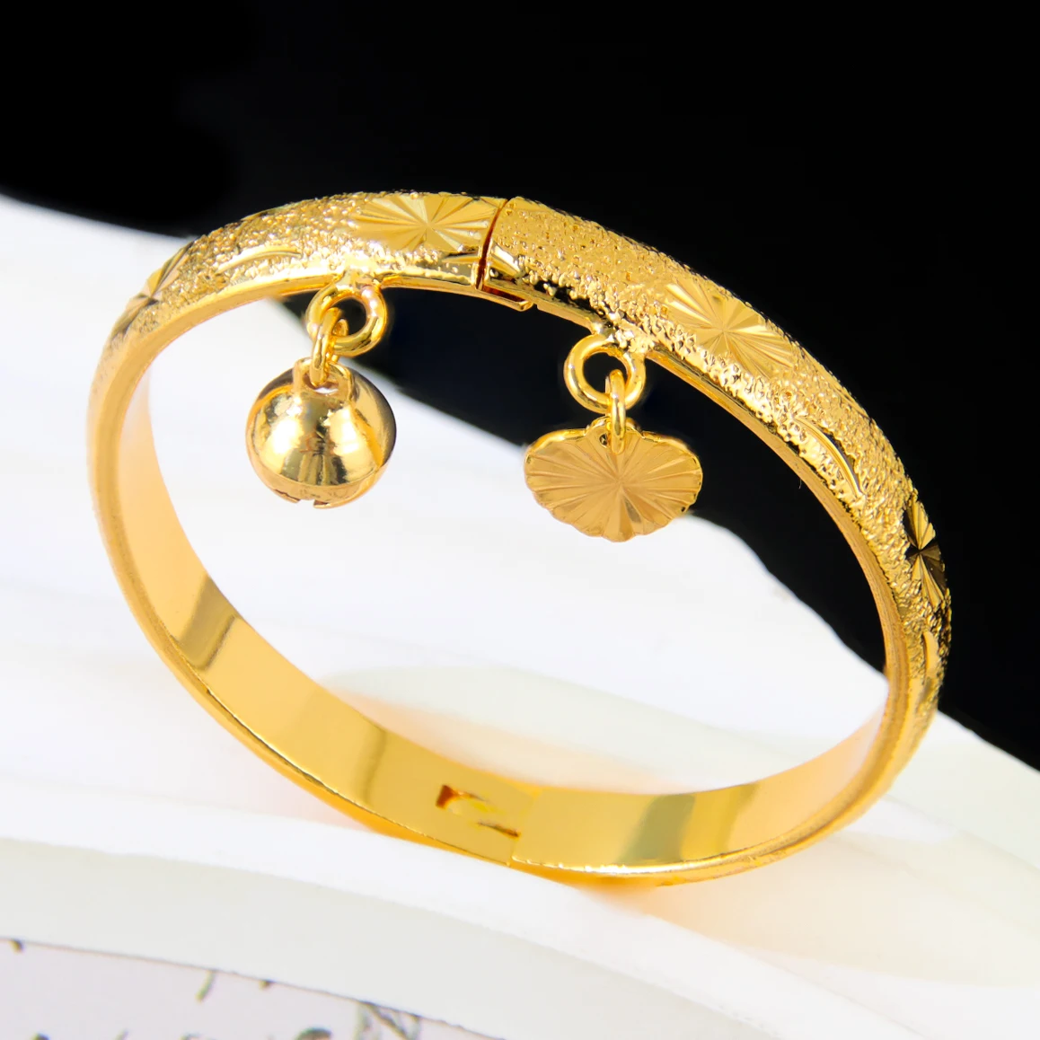 Dubai Fashion Kinder-Öffnungsarmreifen, 21 Karat vergoldet, Naher Osten, muslimisches Kinder-Charm-Armband, Saudi-Vintage-Schmuck – Detail 7