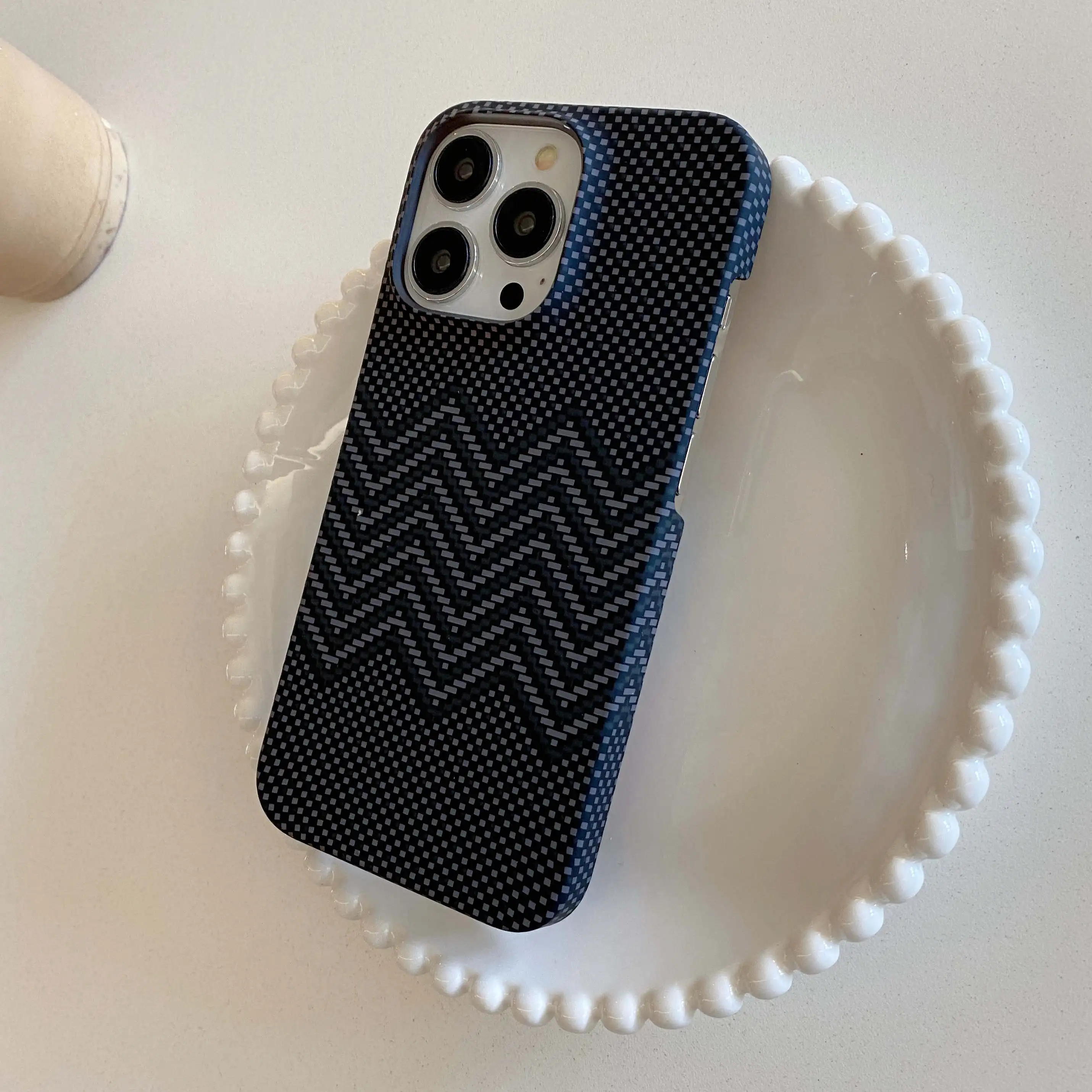 Sleek Carbon Fiber Kevlar-Style Rugged Matte Phone Case – Slim, Durable, Half-Wrapped Hard Cover