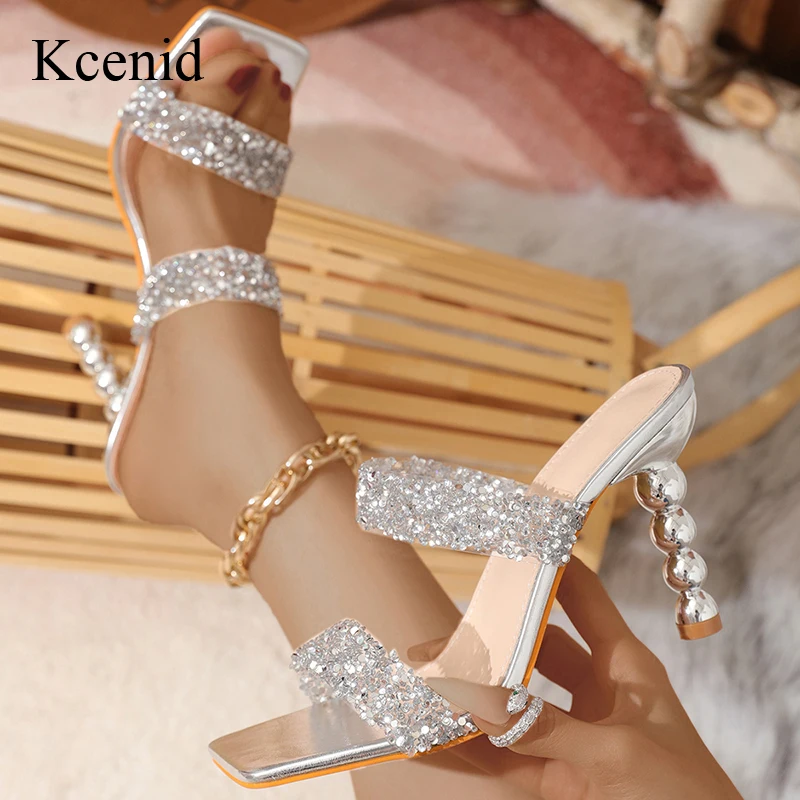 

Модные Серебристые босоножки Kcenid со странными стразами, летние привлекательные туфли на необычном высоком каблуке, роскошная женская обувь для выпускного вечера