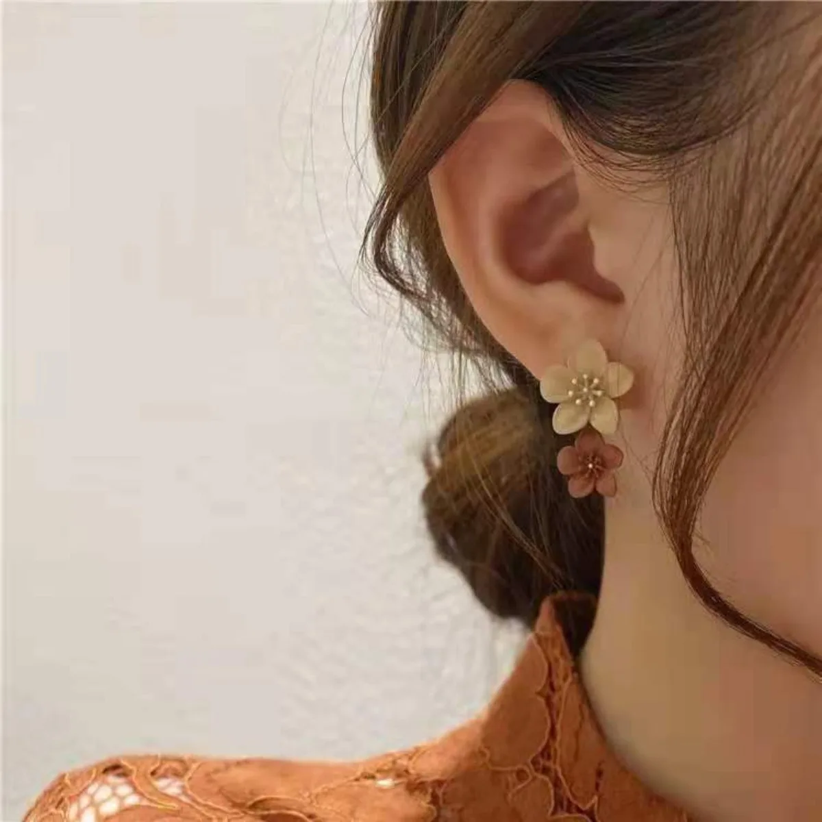 Dangle earrings for women two color flower drop 2025 Korean fashion jewelry wedding party girl elegant accessories
