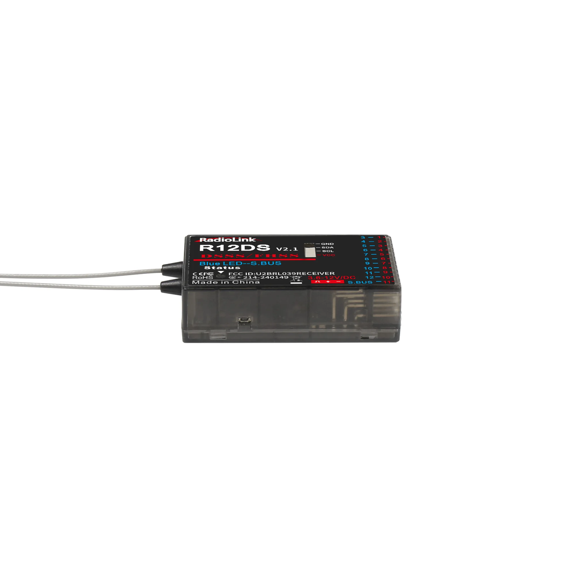 Récepteur RadioLink R12DS installé dans un drone, avec antennes déployées pour une portée de 4000m.