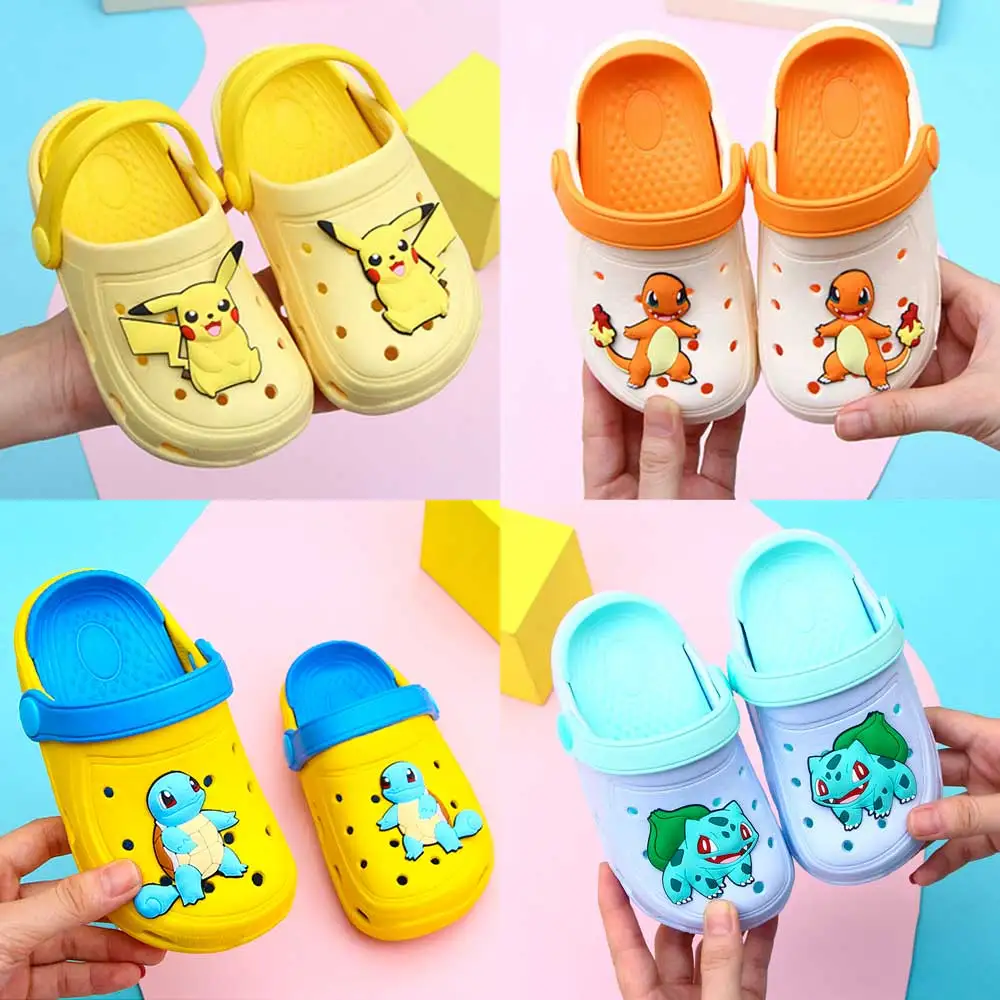 Imagem mostrando os quatro modelos de chinelos estilo Crocs Pokémon, cada um com um icônico personagem do universo da franquia: Pikachu, Bulbassauro, Charmander e Squirtle. Os chinelos estão dispostos lado a lado, em tamanho infantil e adulto, mostrando as opções disponíveis para os fãs da série.