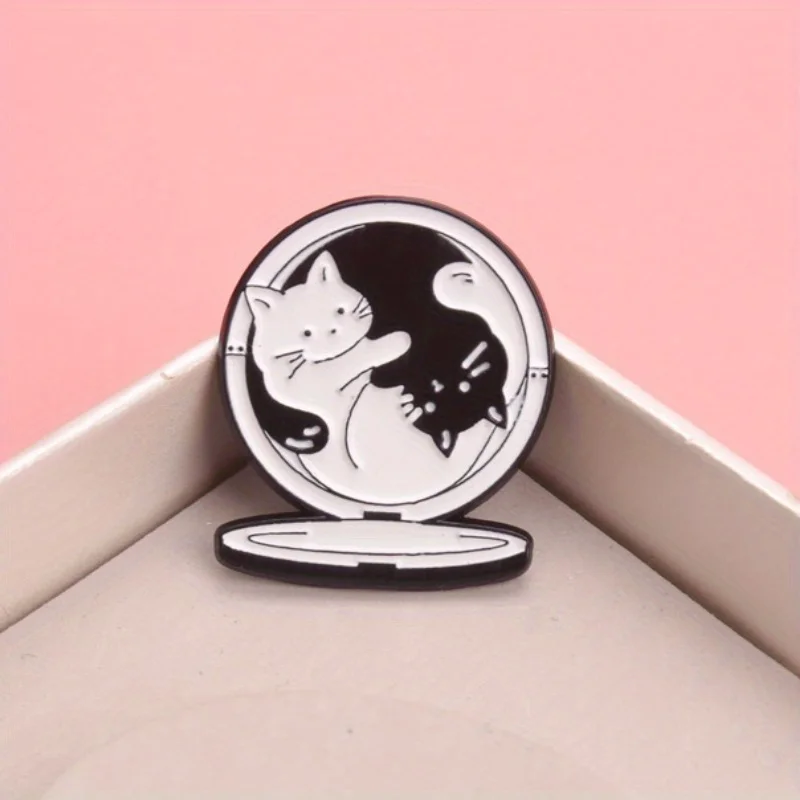 Bezaubernde Katzenbrosche mit Spiegelmotiv: Ideal für Freizeit- und Kawaii-Looks – ideales Accessoire zum Hinzufügen von Charme an Outfits