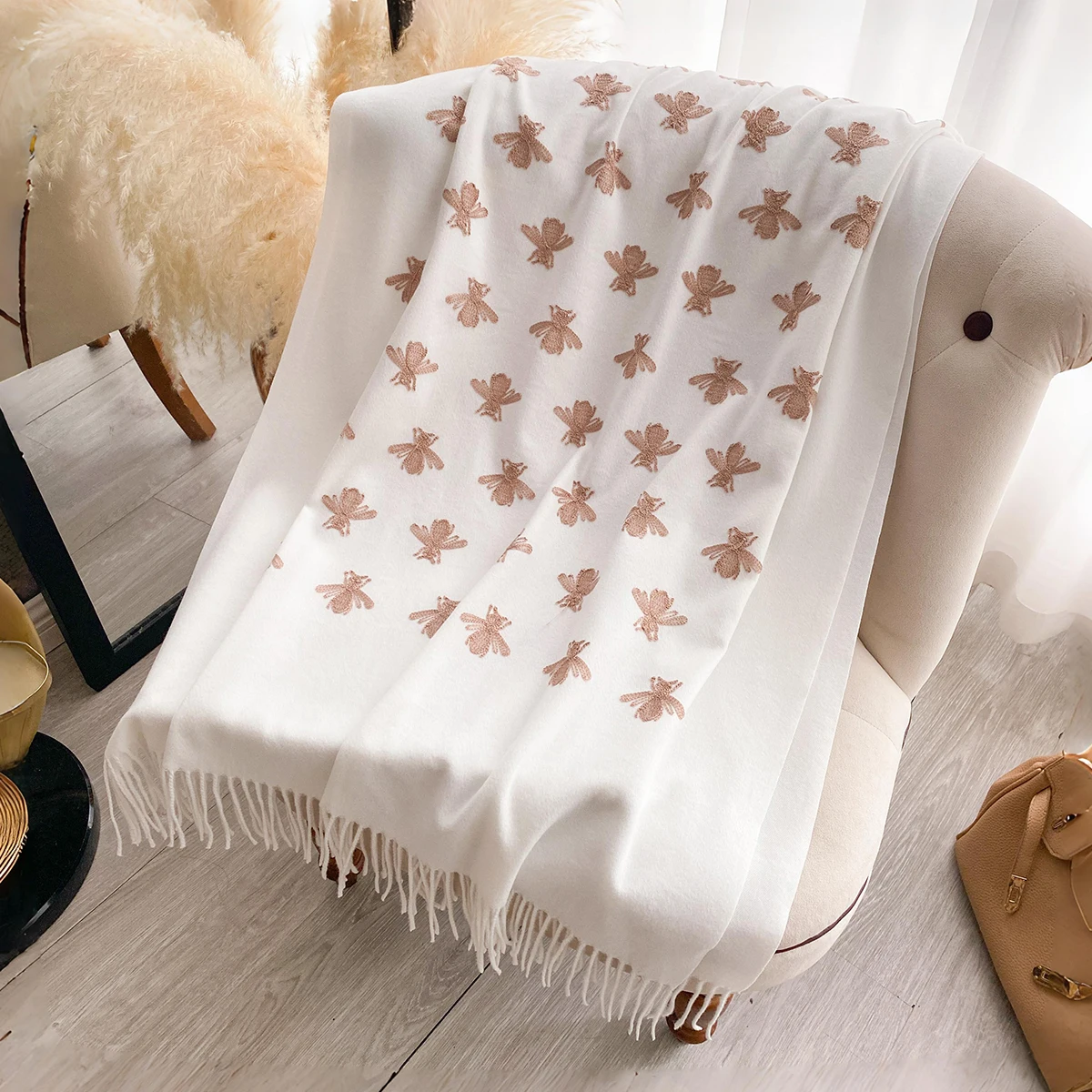 Fashion Bee Print Embroidery Scarf Elegant Women Winter Thick Warm Neck Pashmina Long Fringe Scarves Lady Blanket Soft Shawl