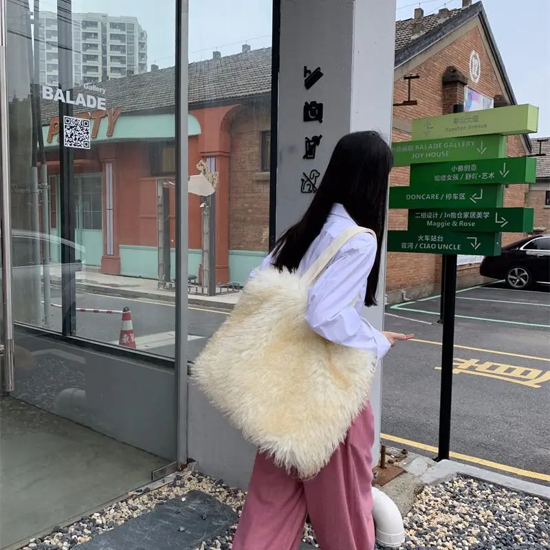 Women's 2023 Fashion Long Fur Wool Bag Beach Faux Wool Fur Shoulder Bag Ladies Faux Furs Handbag Luxury Mongolian Sheep Fur Bags