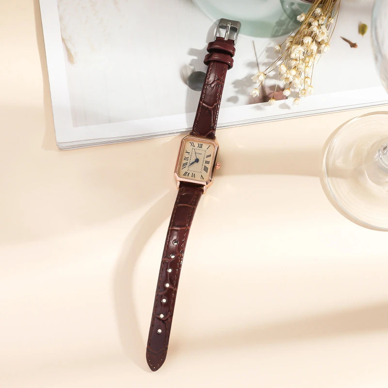 Ladies watch, temperament retro Roman blue needle scale design simple fashion quartz watch