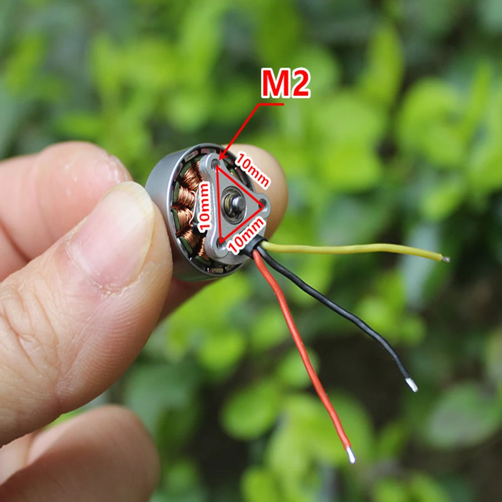 Gros plan sur les câbles du Micro Moteur Électrique 3V-24V DC, parfait pour souder dans des projets DIY.