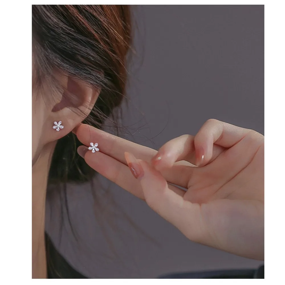 Flower Stud Earrings In Pure Silver With Diamonds For Women_voghion.com