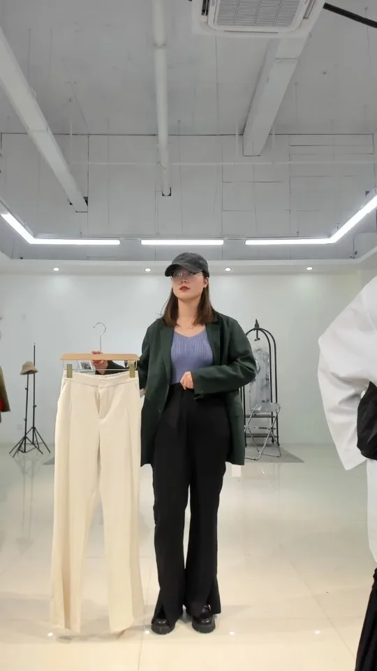 Рисунок 4 - Брюки женские черные с разрезом спереди