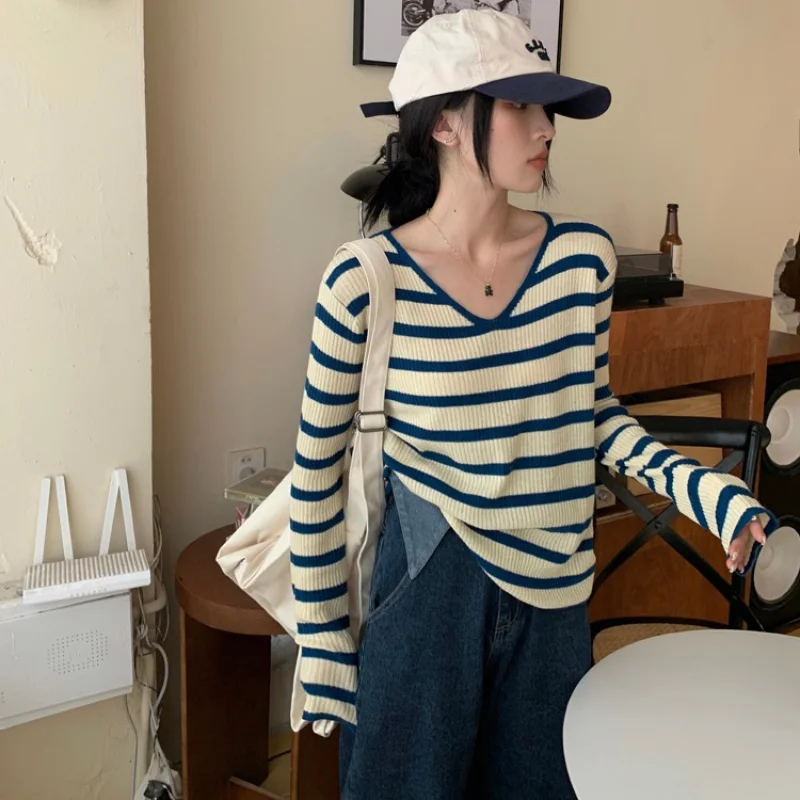 

Design V-neck stripe long sleeve knitted top for women