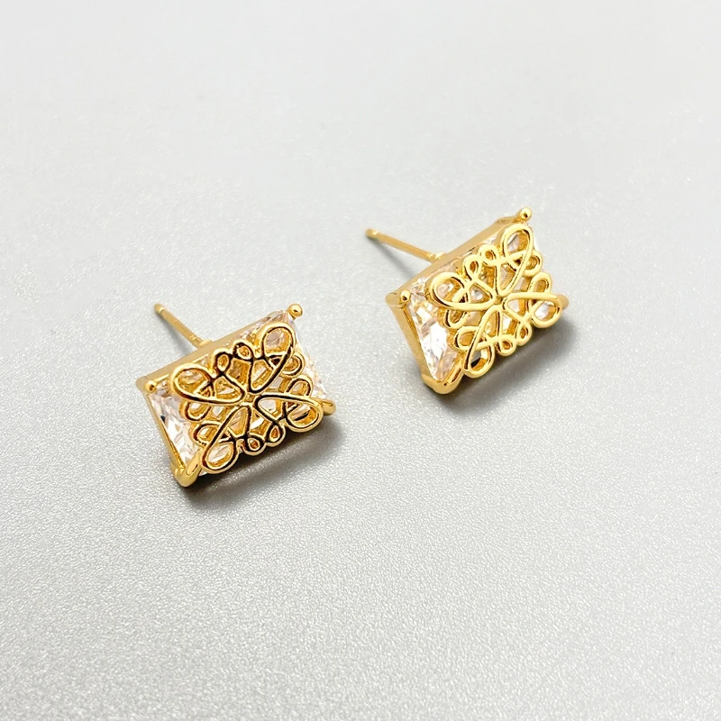 Anspruchsvolle geometrische Ohrringe, quadratischer Zirkonia mit Vergoldung, minimalistisches, leichtes Luxusdesign, elegantes Geschenk für das tägliche Accessoire – Detail 6