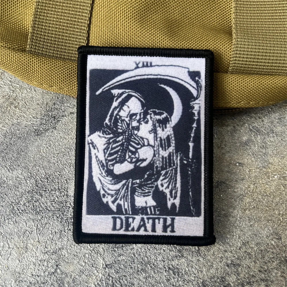 Kuss des Todes Patch Tarot Karte Goth Punk Tod Moral Abzeichen Militär Emblem Taktische Armband Haken und Schleife Rucksack Aufkleber