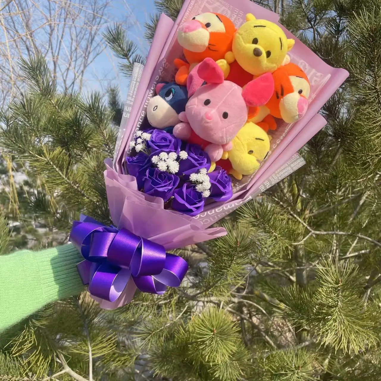 thumbnail image 1 of Ramo de flores de peluche con dibujos animados de Disney Winnie the Pool Eeyore en caja de regalo para decoración del hogar, regalos de San Valentín y Navidad, 1 of 5