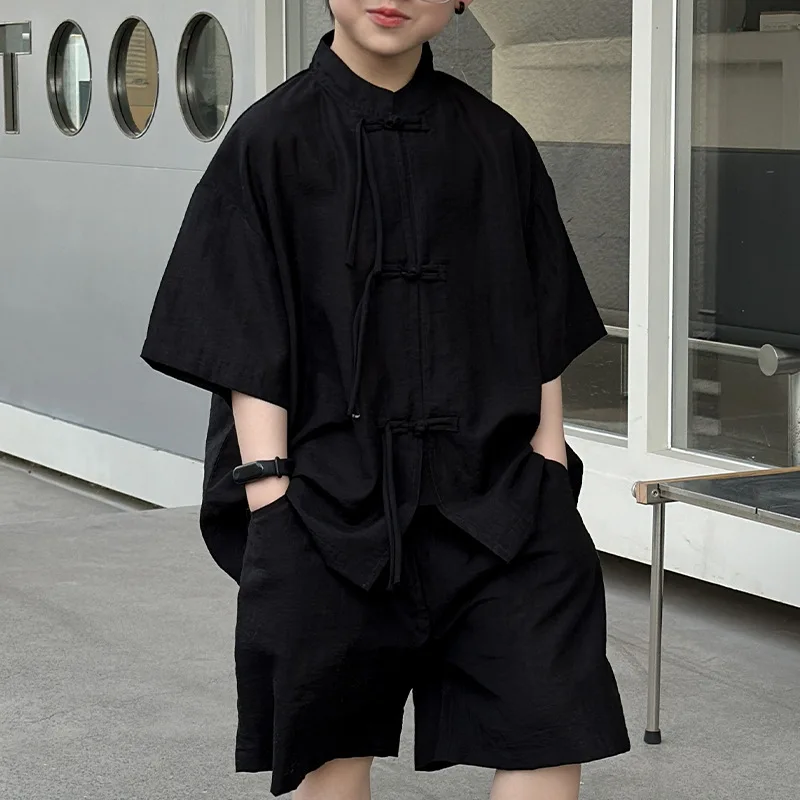 

Костюм для мальчиков, Новинка лета 2024, Модный комплект из двух предметов в китайском стиле, однотонная черная рубашка, футболка и шорты, летний детский костюм