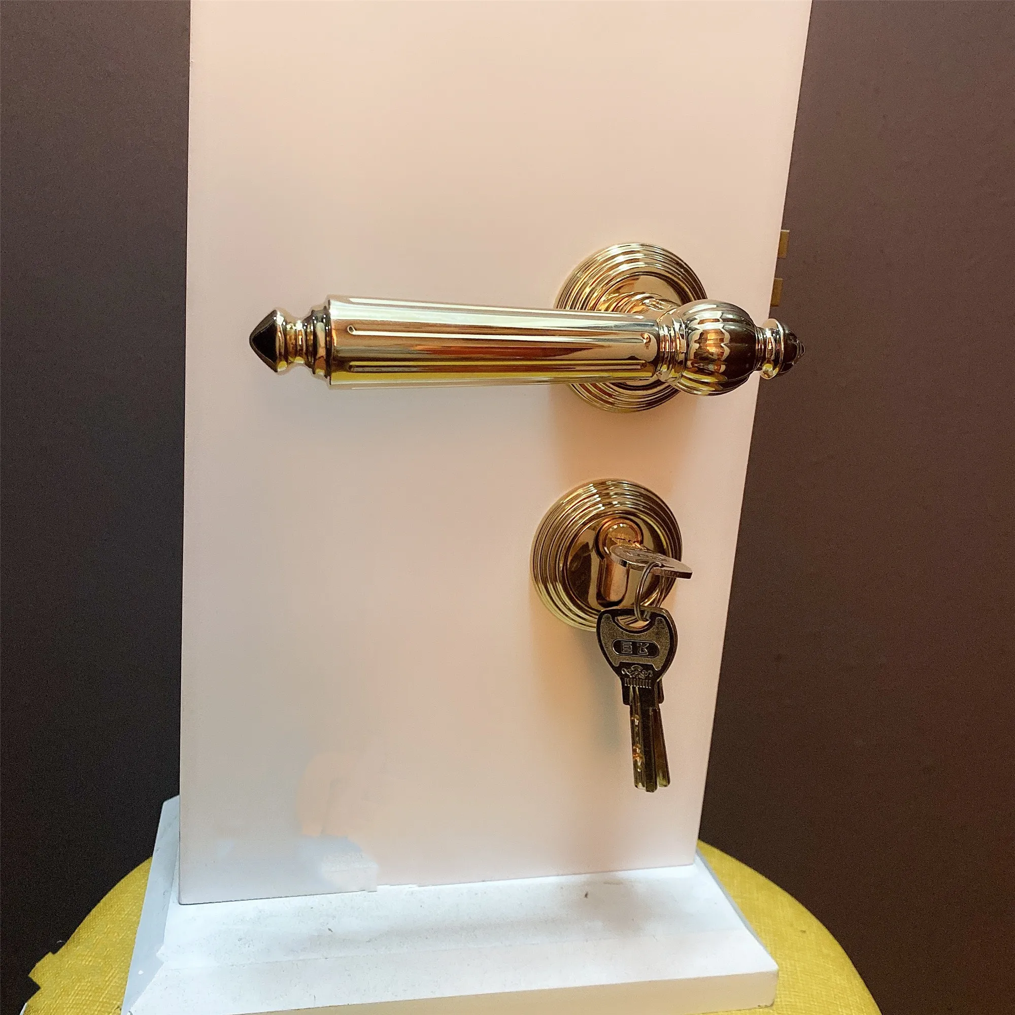 

Simple European and American style light luxury style golden door lock magnetic absorption bedroom door lock special shot indoor