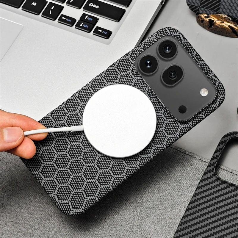 Magnetic Carbon Fiber Striped Pattern Case with Magsafe Compatibility