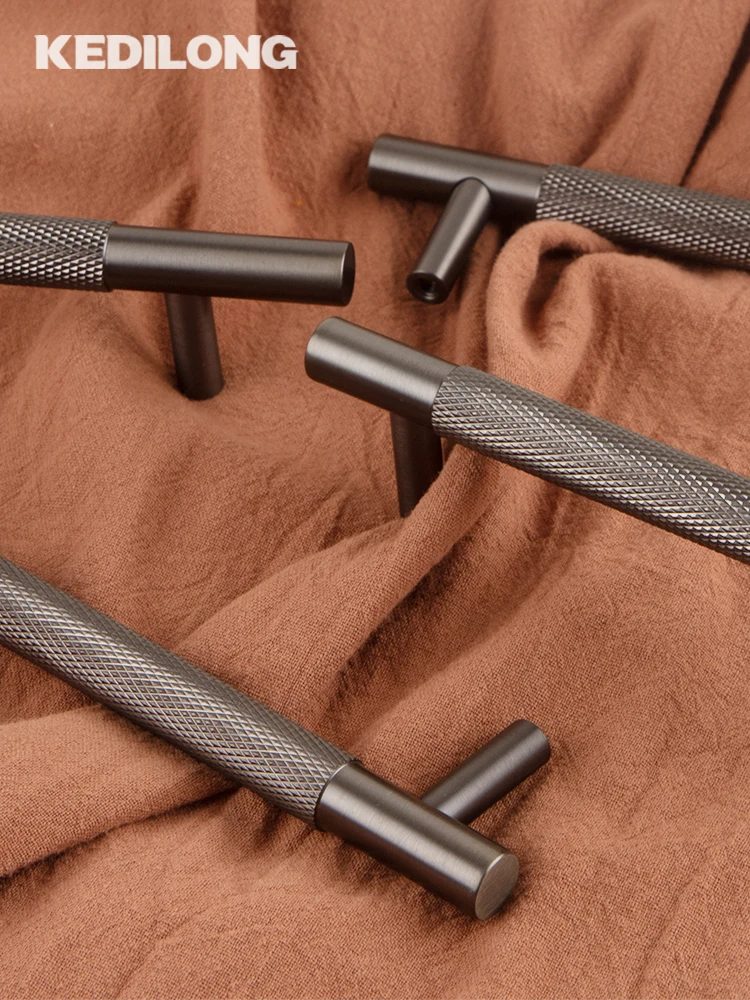 มือจับตู้ KEDLO ทำจากทองเหลืองแท้ ดีไซน์หรูหรา ลายขัดเงา สำหรับตู้เสื้อผ้า ตู้ครัว ลิ้นชัก สี Gunmetal 1