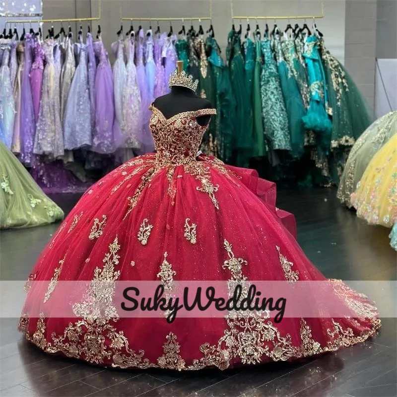 

Luxury Red Princess Quinceanera Dresses Off Shoulder Gold Applqiues Lace Glitter Sweet 15 Mexican Prom Party Ball Gowns Lace up