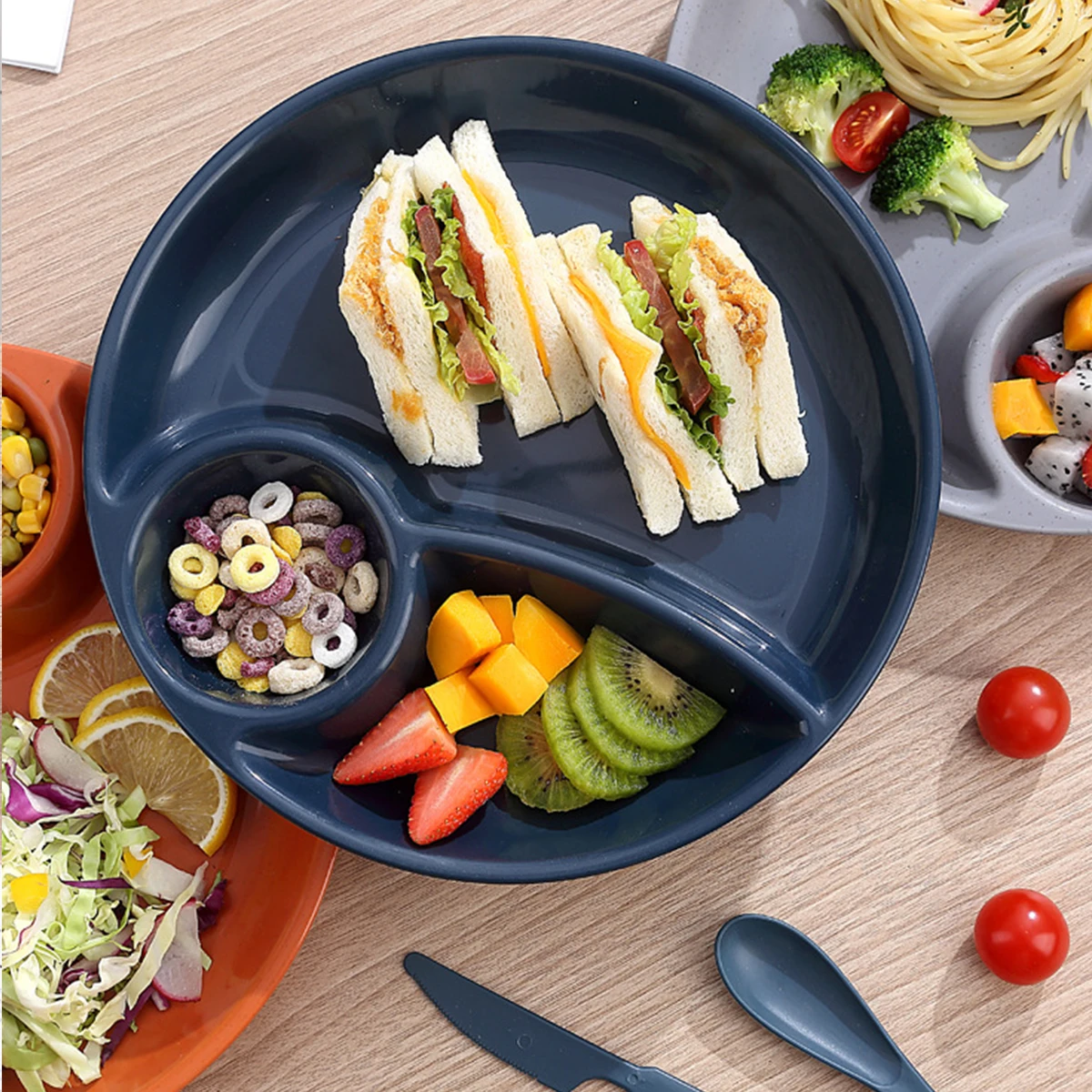 WORTHBUY Round Divided Salad Plate With Cutlery Microwave Safe Dinner Plate 3 Compartment Plastic Dinner Dish Kitchen Dinnerware