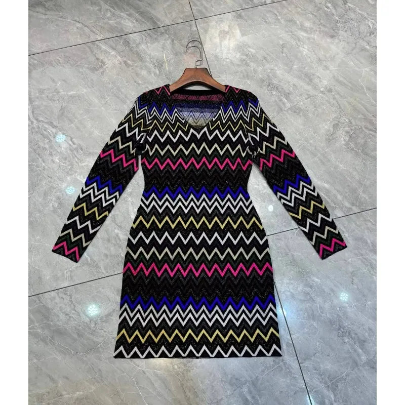 

High Quality Slim Fitting and Fashionable Short Fitting Long Sleeved Buttocks Wrapped Dress with Knit Wave Pattern Mini Skirt