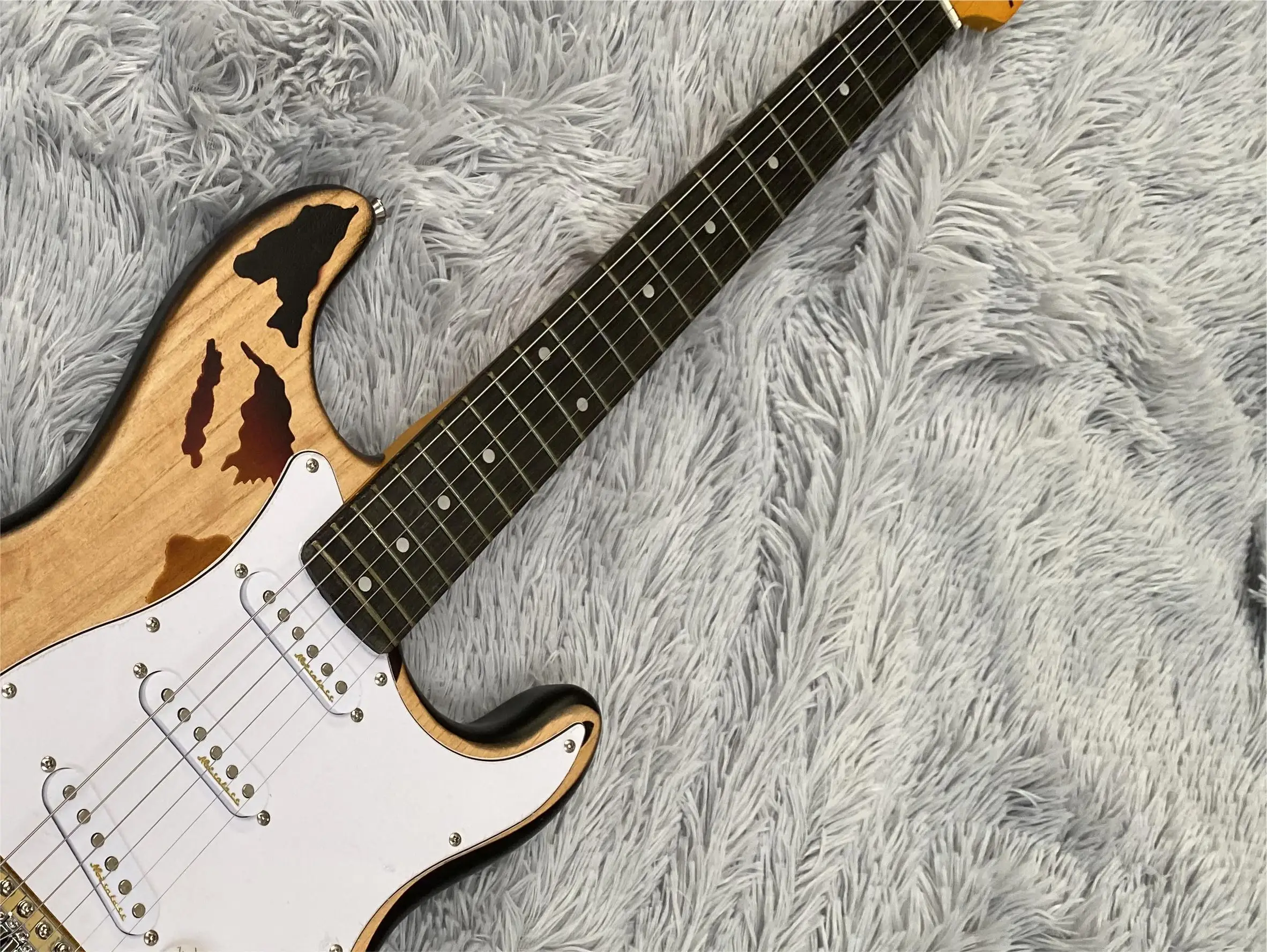 PersonalisetheworninmodelSTelectricguitarSixstringsvibrato