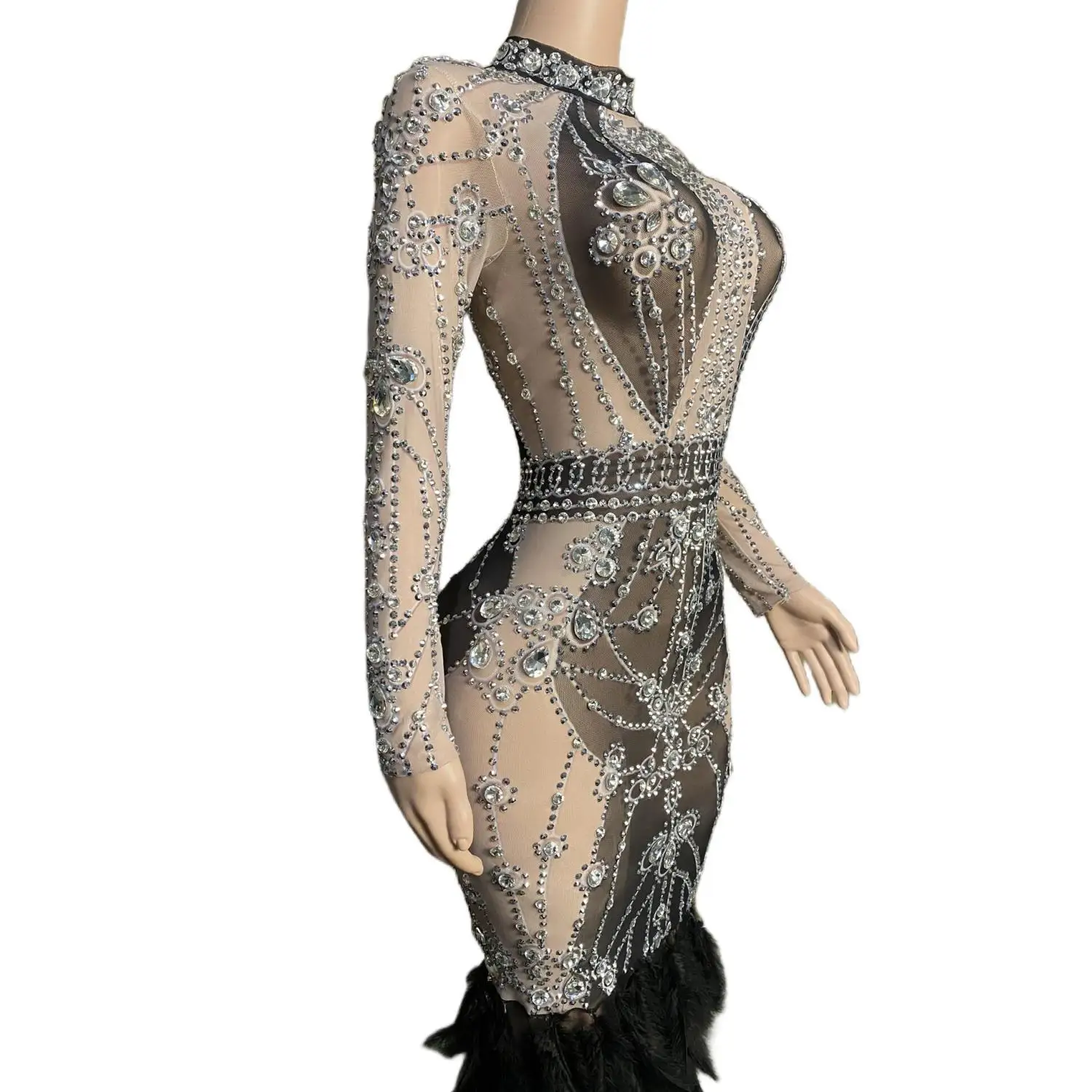 Рисунок 4 - Женское длинное платье с перьями