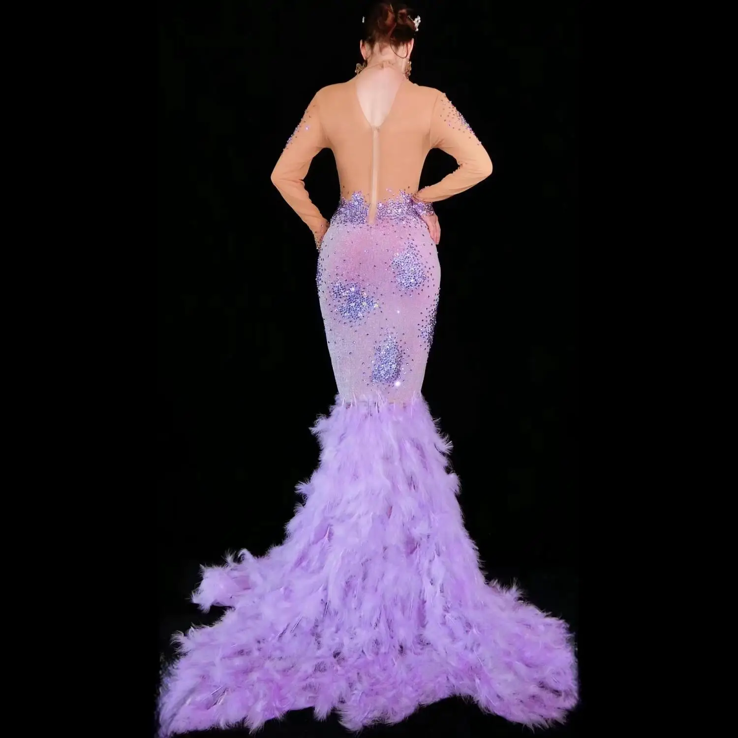 Рисунок 6 - Роскошное длинное платье с перьями для женщин