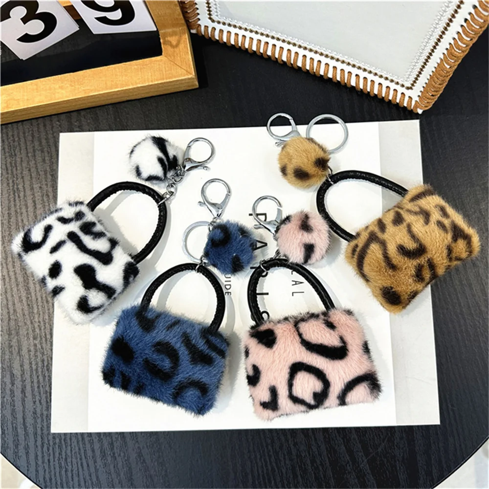 Portachiavi in vera pelle✨🎄 un'ottima idea, regalo!?!? Un portachiavi è sempre un accessorio perfetto da regalare… Lo trovate in vera pelle in tre varianti.. A forma di cuore, cane o giraffa