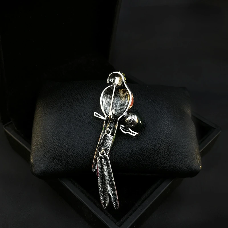 Upscale Retro Brooch Women's Elegant Parrot Corsage Luxury Coat Animal Pin Korean Versatile Accessories Rhinestone Jewelry Gifts